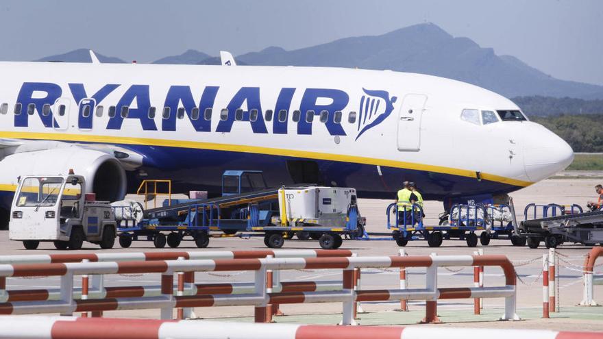 Ryanair operant a l&#039;aeroport de Girona, imatge d&#039;arxiu