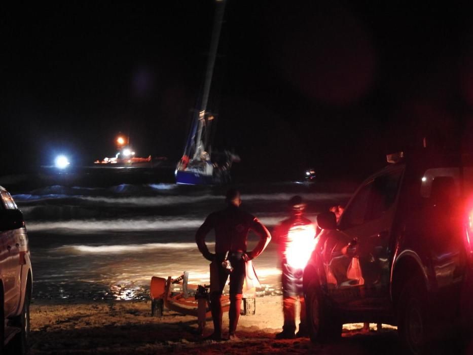 Un velero encalla en Playa del Inglés