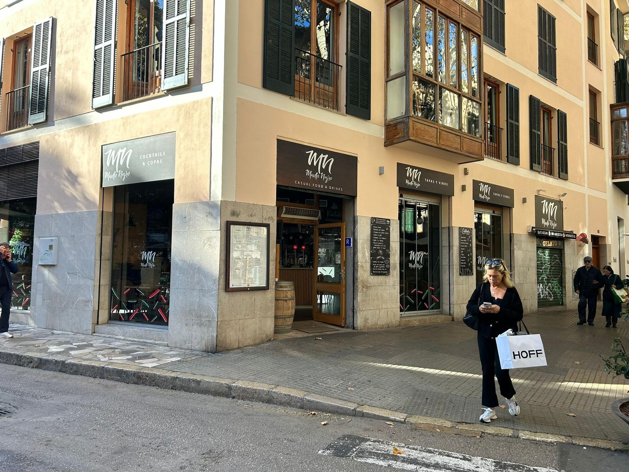 FOTOS| La calle Unió y la plaça del Mercat se tiñen de verde y rojo por la campaña de Navidad 'Un Nadal amb siurells'.