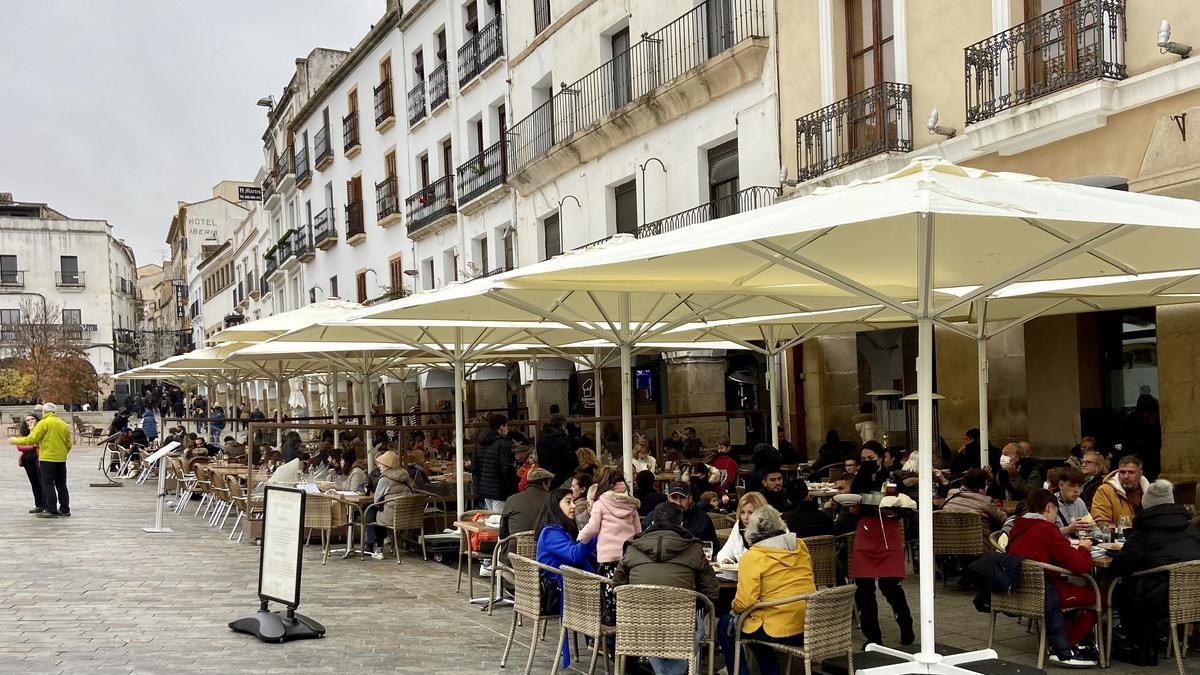 Terrazas llenas en la Plaza Mayor cacereña.