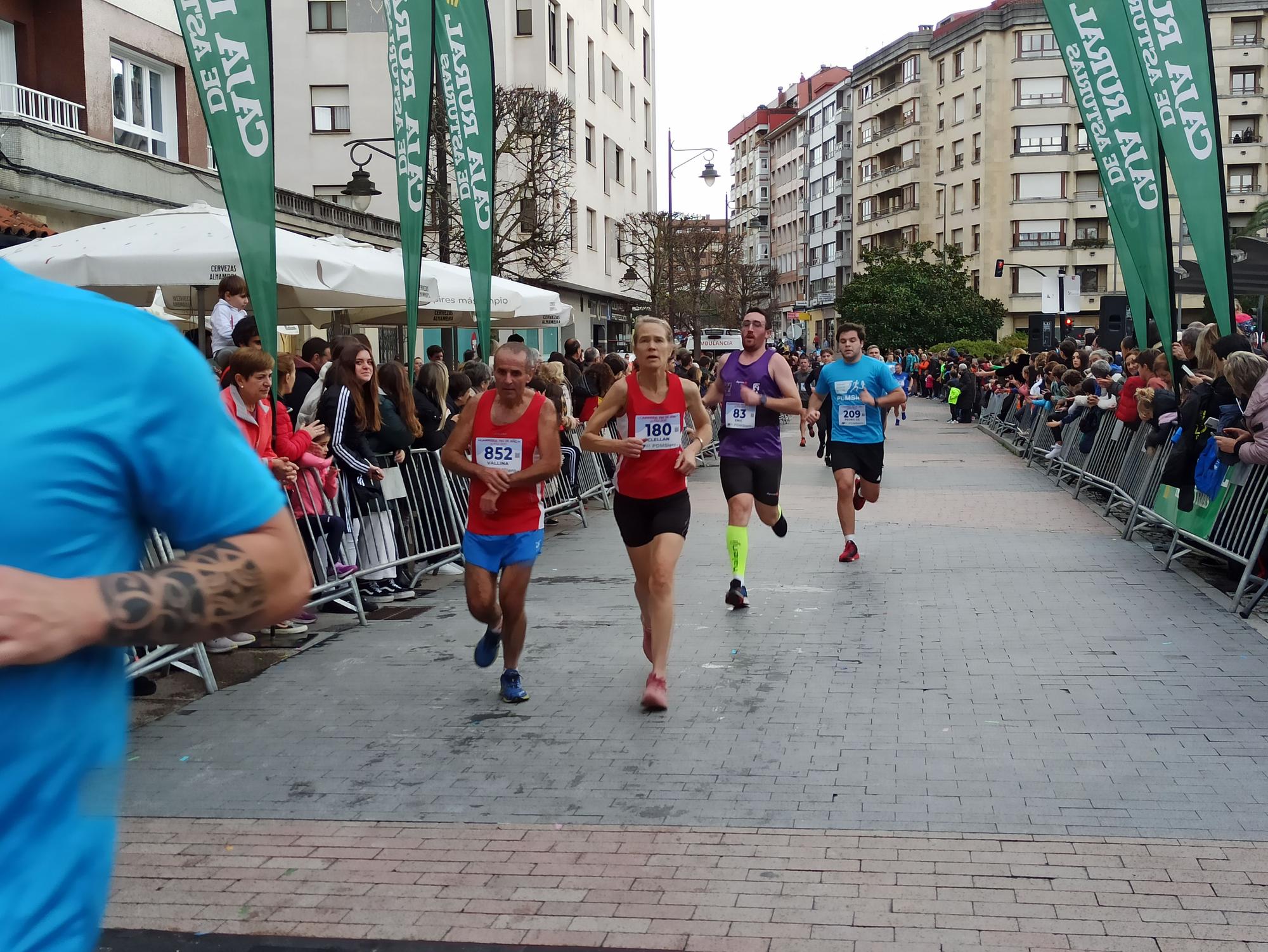 Casi 1.500 participantes disputan la carrera de Fin de Año de Pola de Siero