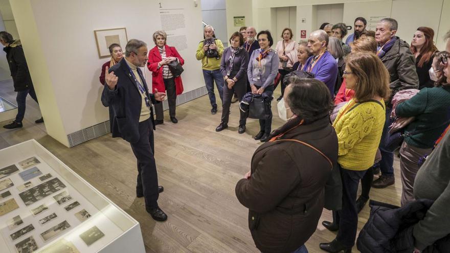 Uno de los grupos que participaron, ayer por la mañana, en las visitas guiadas a la exposición de Luis Fernández.