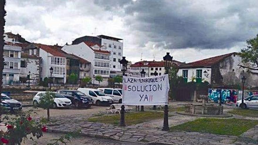 Pancarta instalada por los vecinos para exigir la reanudación de las obras en la plaza Enrique IV.