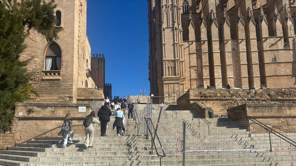 Große Risse und abgerutschte Seitenteile: So kaputt ist die Treppe vor Palmas Kathedrale