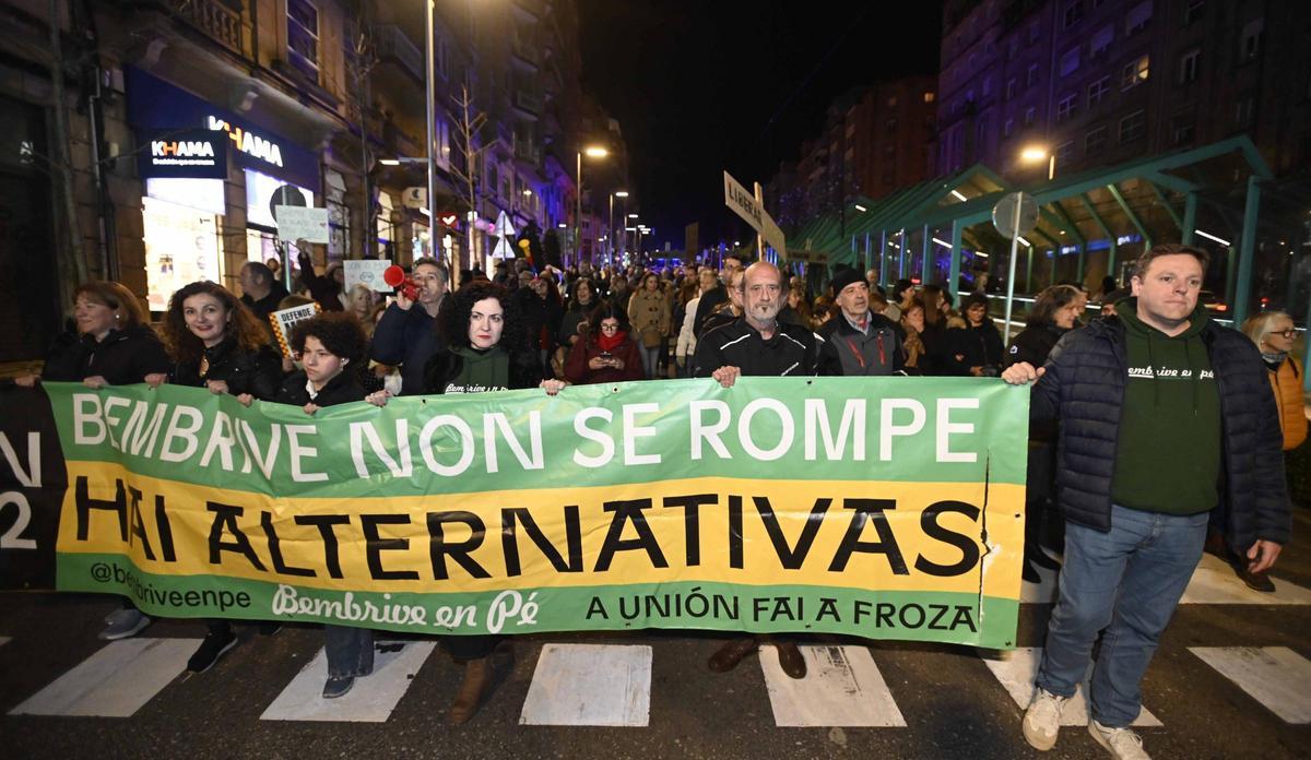 Vecinos de Bembrive durante la manifestación de la AP-9 organizada por la Favec en Vigo