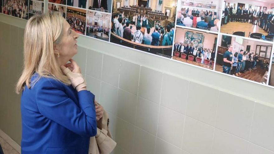 Ana Pastor, mirando una muestra de fotografías en el marco del Foro Comunicación y Escuela de Vegadeo. | Tania Cascudo