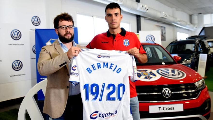 Víctor Moreno y Álex Bermejo, en la presentación del centrocampista ofensivo procedente del RCD Espanyol.