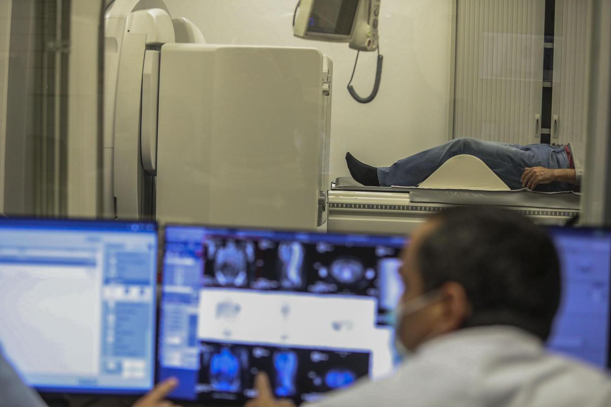 Un paciente antes de entrar en el SPECT-TAC.