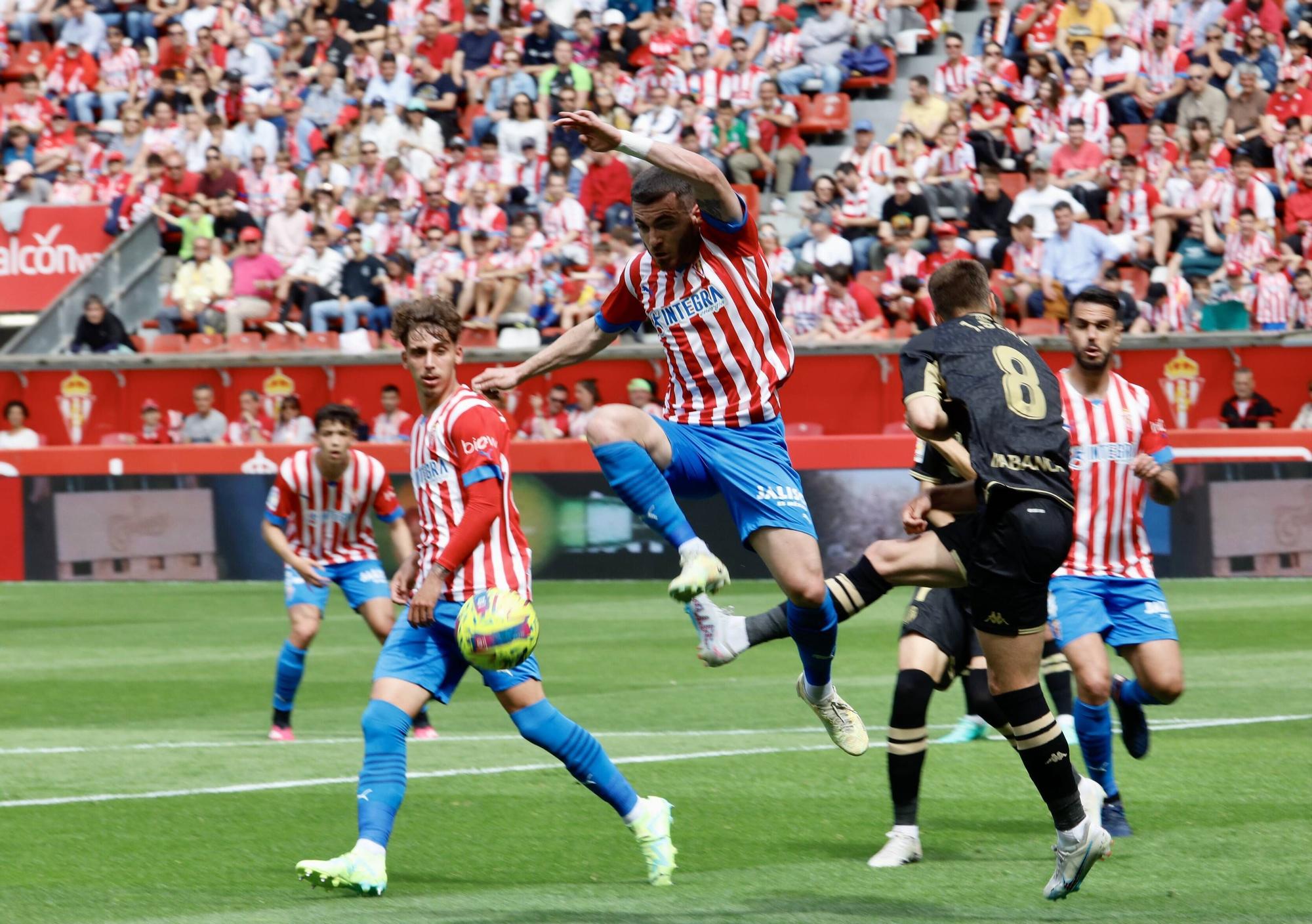 EN IMÁGENES: El Sporting vence al Lugo en El Molinón con un gran ambiente