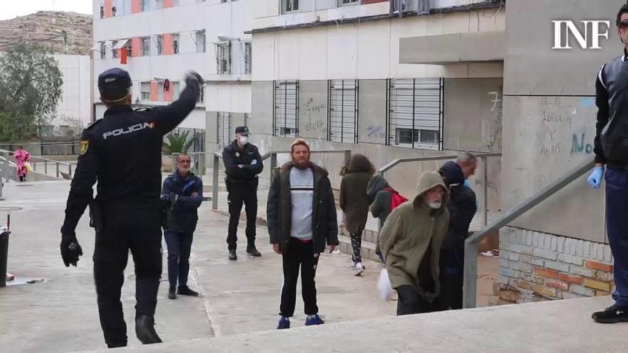 La Policía Nacional de Alicante visita el barrio de Juan XXIII para repartir alimentos