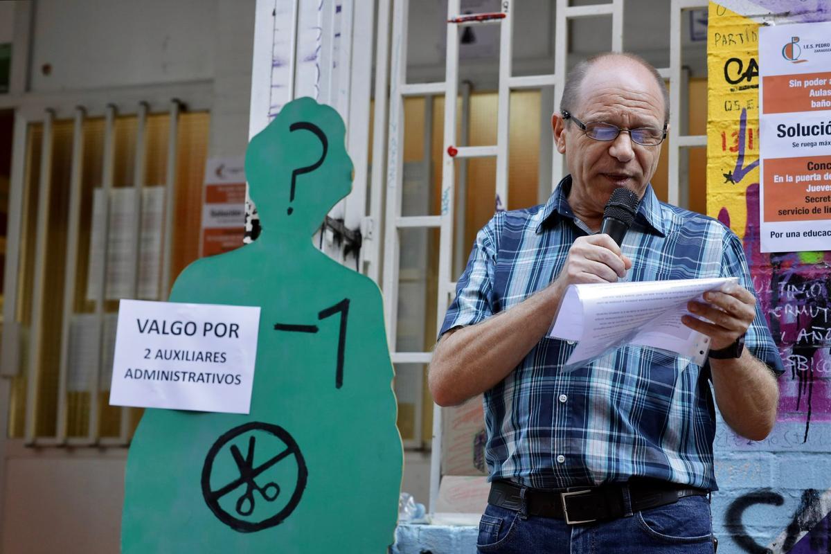 Protesta en el IES Pedro de Luna de Zaragoza este jueves por la falta de personal.