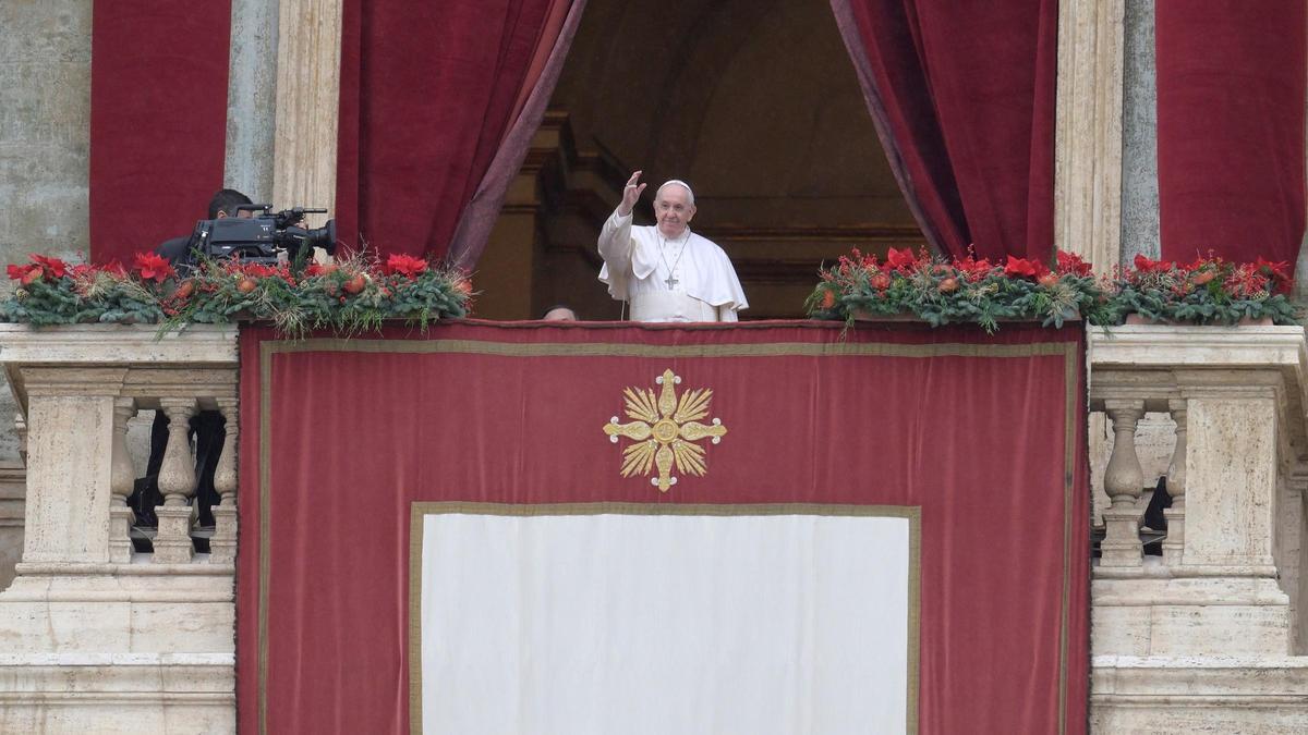 El Papa Francisco en uno de los balcones del Vaticano.