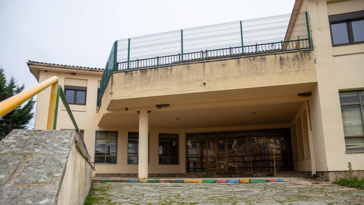 Edificio de las antiguas escuelas de infantil donde se adecuará el consultorio médico de Fermoselle.