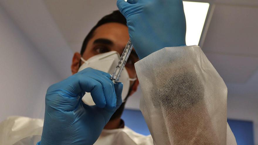 Un enfemero de Medicina Preventiva del Hospital Regional de Málaga, Jesús Mejías, durante una jornada de trabajo en los inicios de la campaña de vacunación contra el coronavirus.