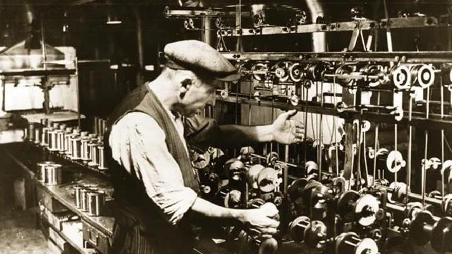 Trabajador en una fábrica alemana en 1943.   | // BUNDES 
ARCHIVE