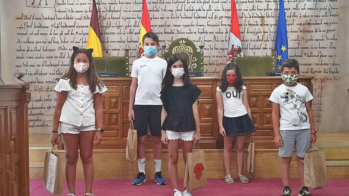 Cinco de los niños ganadores posando ayer en el salón de plenos de la Casa Consistorial.