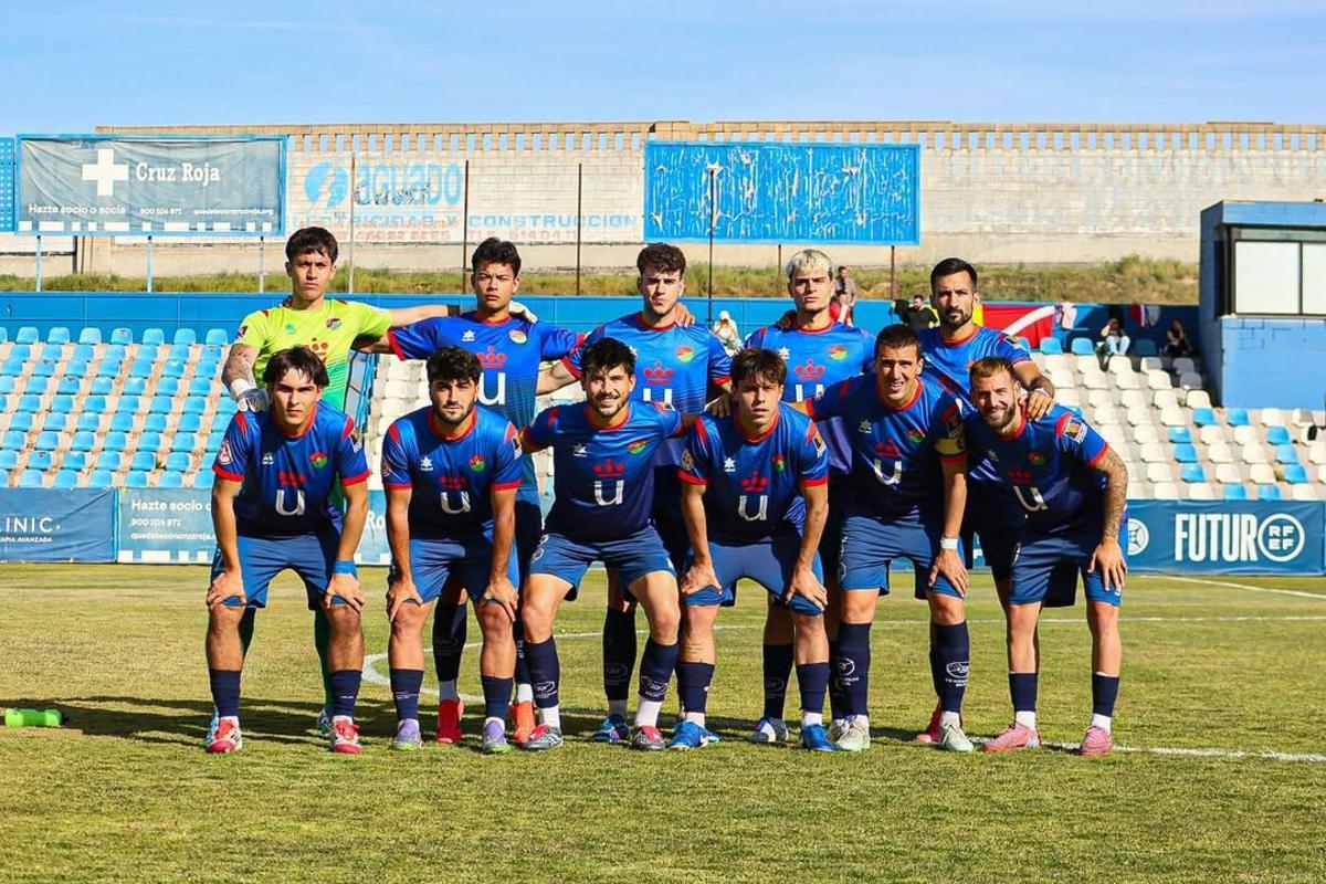 Foto del once titular del CD Móstoles URJC en su partido frenta a la A.D. Torrejón