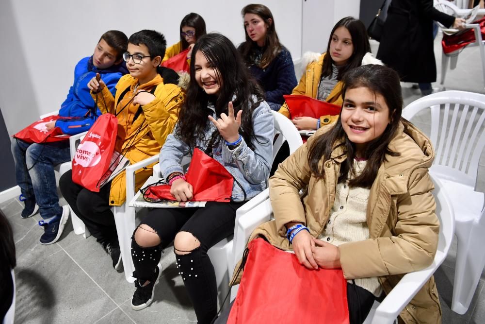 Las jugadoras del Deportivo Abanca Silvia y Maya y el jugador del Genuine, Víctor, han charlado con los escolares.