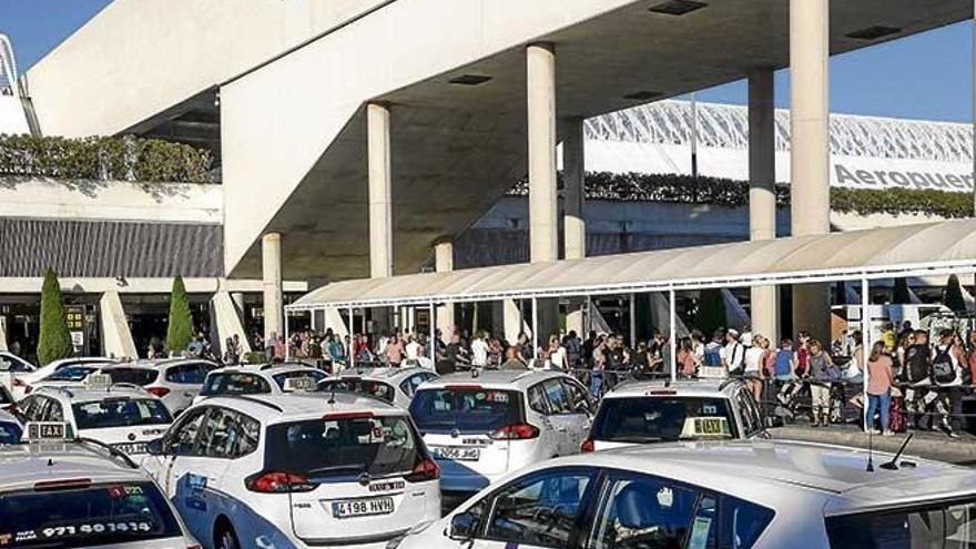 Taxis estacionados en el aeropuerto de Palma.