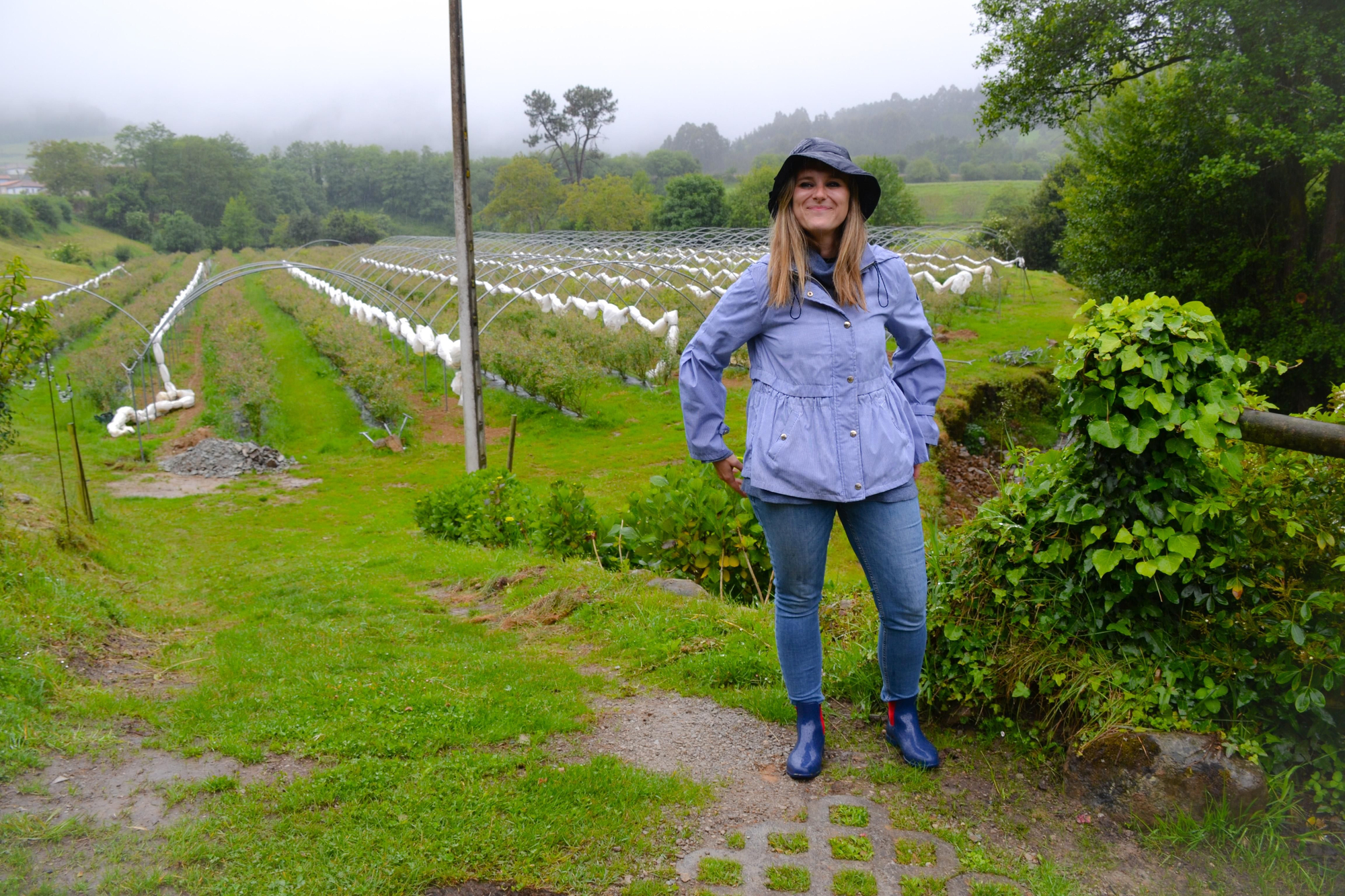 Isabel Rubio a la entrada del plantíu d&#039;arándanos na so finca El Ribeiro.