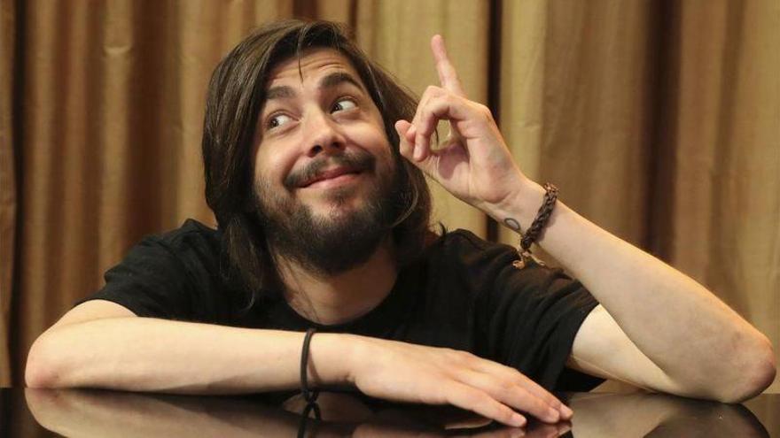 Salvador Sobral se casa por sorpresa con la actriz francesa Jenna Thiam