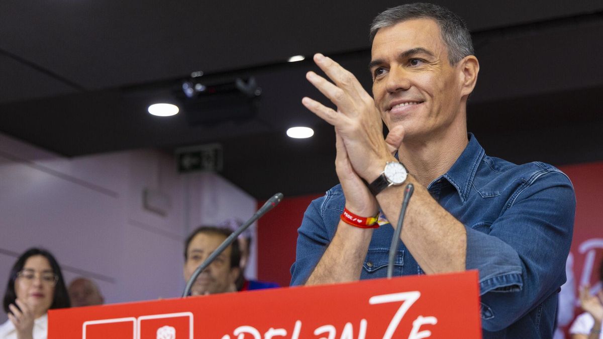 El secretario general del PSOE y presidente del Gobierno, Pedro Sánchez (i), durante el Comité Federal del partido este sábado.