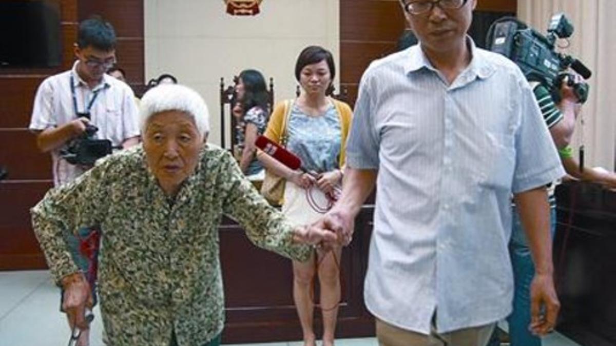 Una anciana sale del tribunal de Wuxi que ordenó a su hija visitarla al menos una vez cada dos meses.