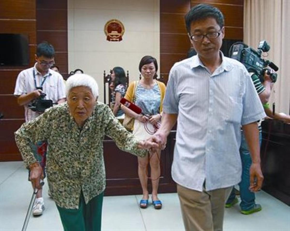 Una anciana sale del tribunal de Wuxi que ordenó a su hija visitarla al menos una vez cada dos meses. Una anciana sale del tribunal de Wuxi que ordenó a su hija visitarla al menos una vez cada dos meses.