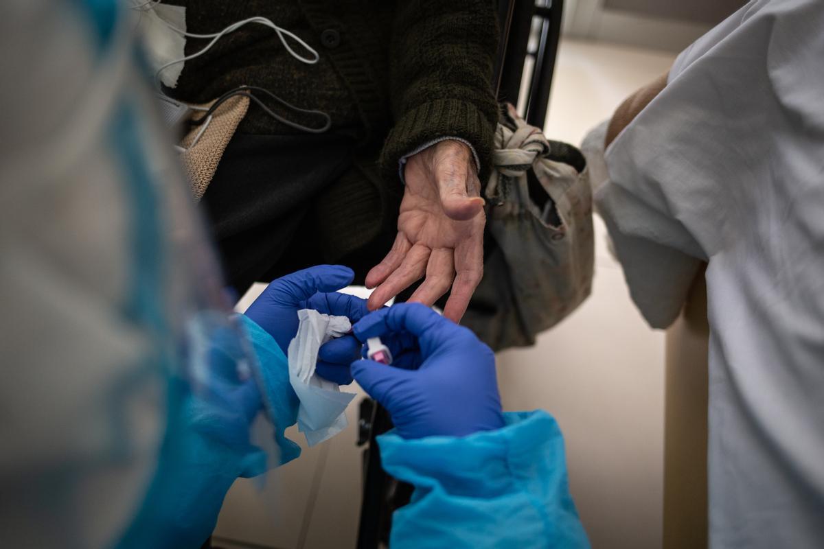 Un sanitario realiza un test rápido en una centro sociosanitario.