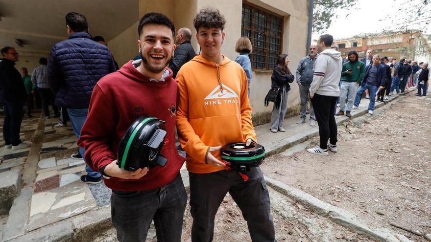 Imágenes del reparto de pólvora en Alcoy