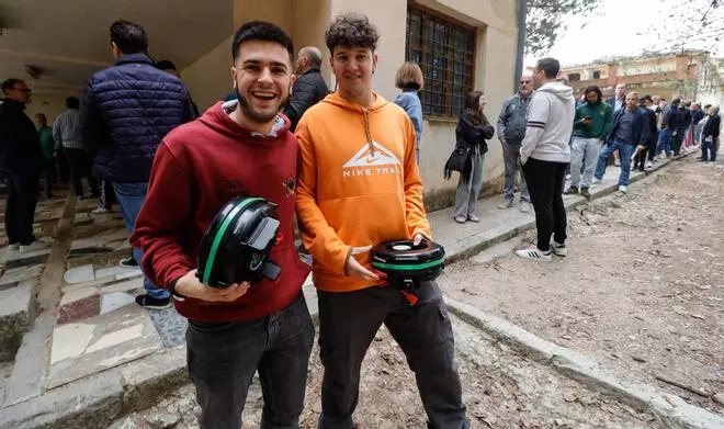 Imágenes del reparto de pólvora en Alcoy
