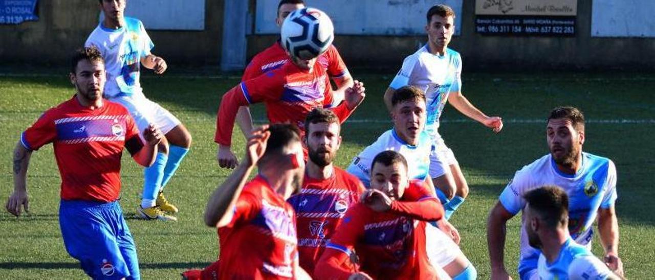 Una disputa del balón, ayer en A Granxa. |  G.N.