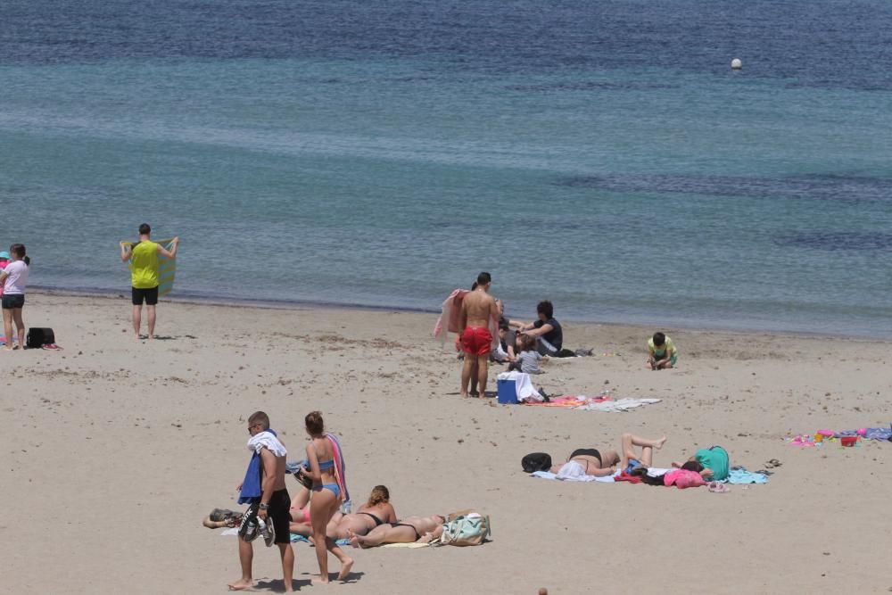 Turistas y locales disfrutan de un día de playa