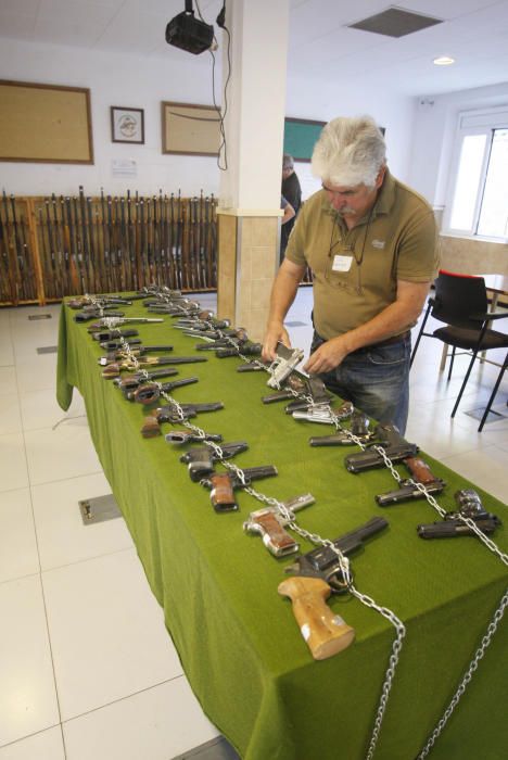 Possibles compradors admirant les armes de la subhasta