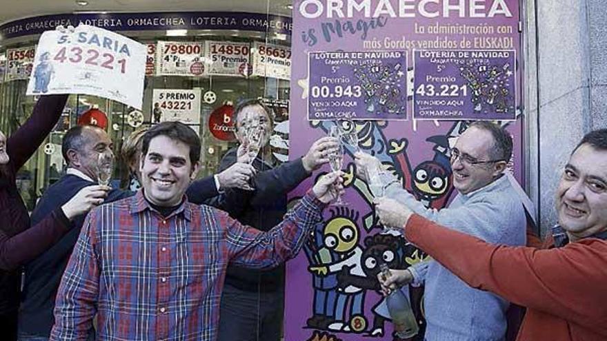 Una administración de Bilbao celebra que dio dos quintos premios. | efe