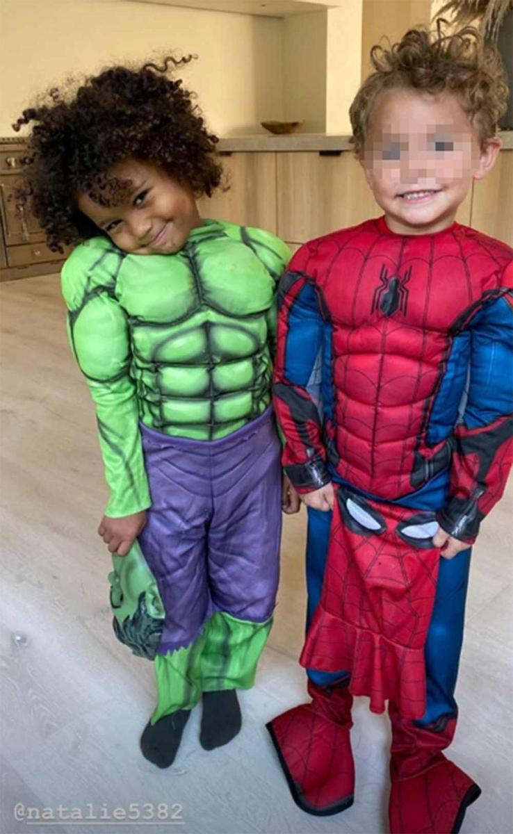 Saint West vestido de Hulk por Halloweeen