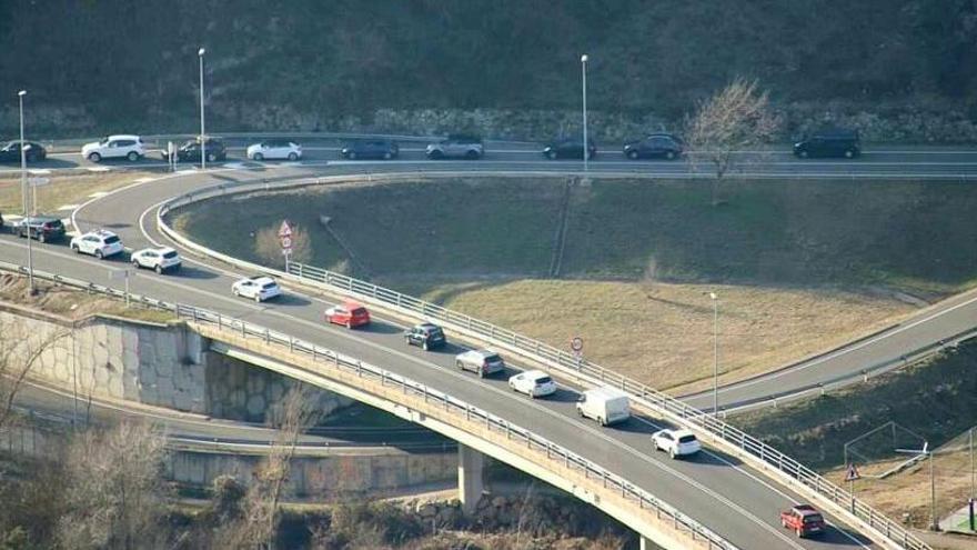 Cues de cotxes a la C-16 a l&#039;altura de Guardiola de Berguedà