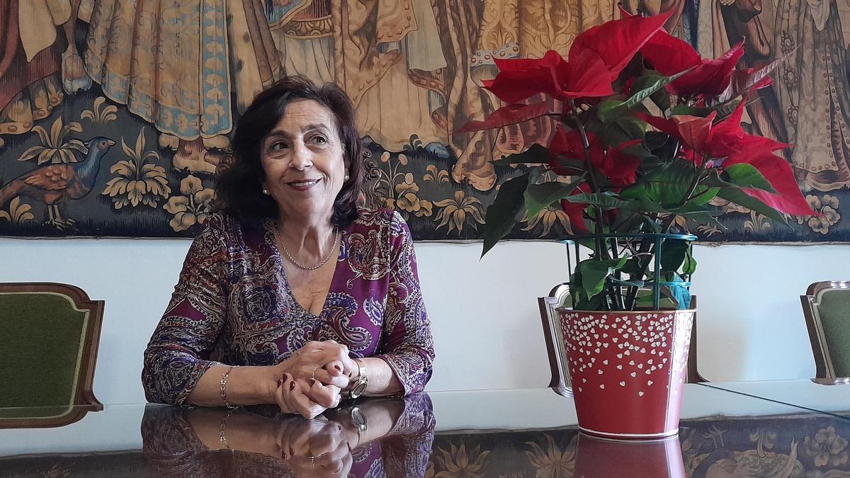 La alcaldesa, en la mesa del Salón de Plenos del Ayuntamiento de Toro.