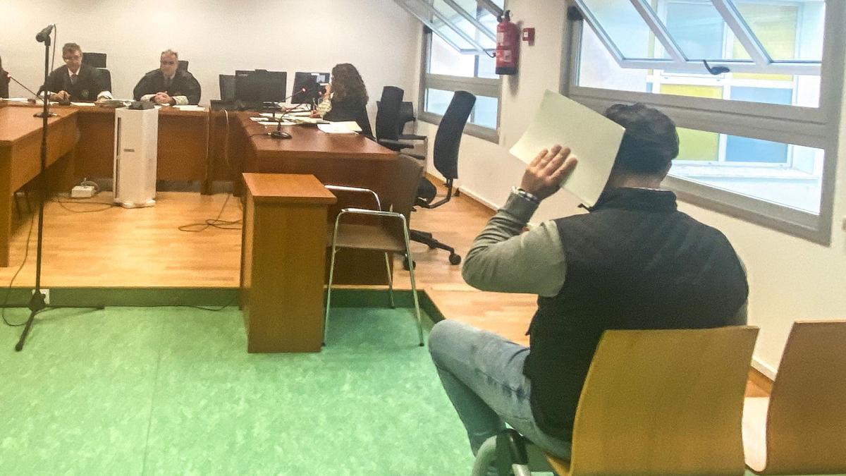 El acusado se cubre con un folio en una imagen captada ese jueves en la sala de vistas.