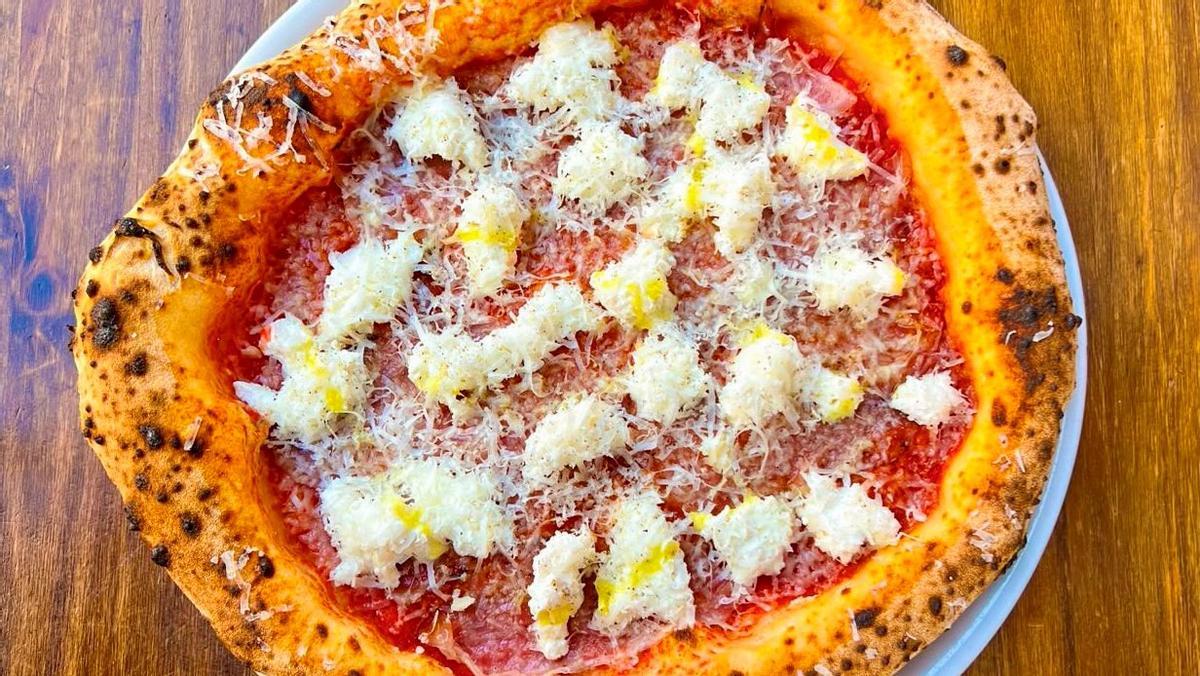 La pizza Amatriciana, una de las más vendidas de La Balmesina.