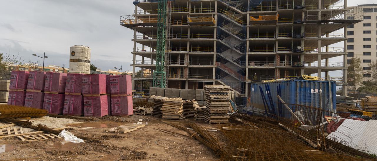 Obras de un edificio en un PAI de València, en una imagen captada ayer.