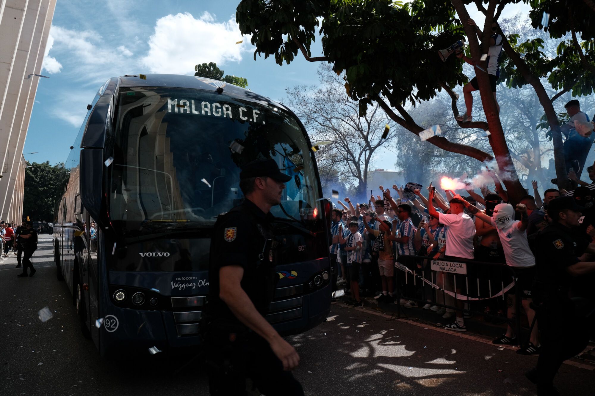 Recibimiento de la afición al Málaga CF antes del derbi regional contra el Granada en La Rosaleda