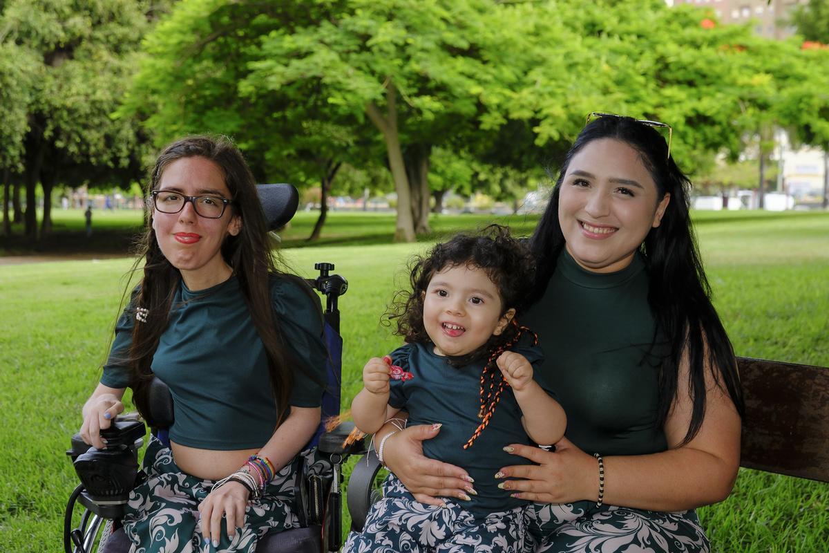 Sabela, Adhara y Fabiana en el parque de las Rehoyas, en Las Palmas de Gran Canaria