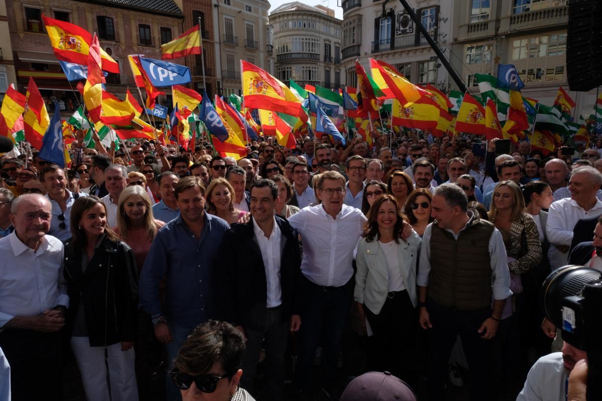 Los dirigentes del PP encabezando la marcha en Málaga contra la amnistía.