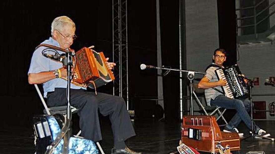 Dos acordionistes participants a la trobada de Solsona damunt l&#039;escenari de la Sala Polivalent