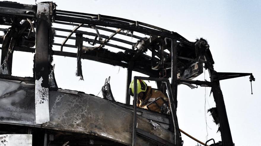 Un autobús queda calcinado en la autovía A70