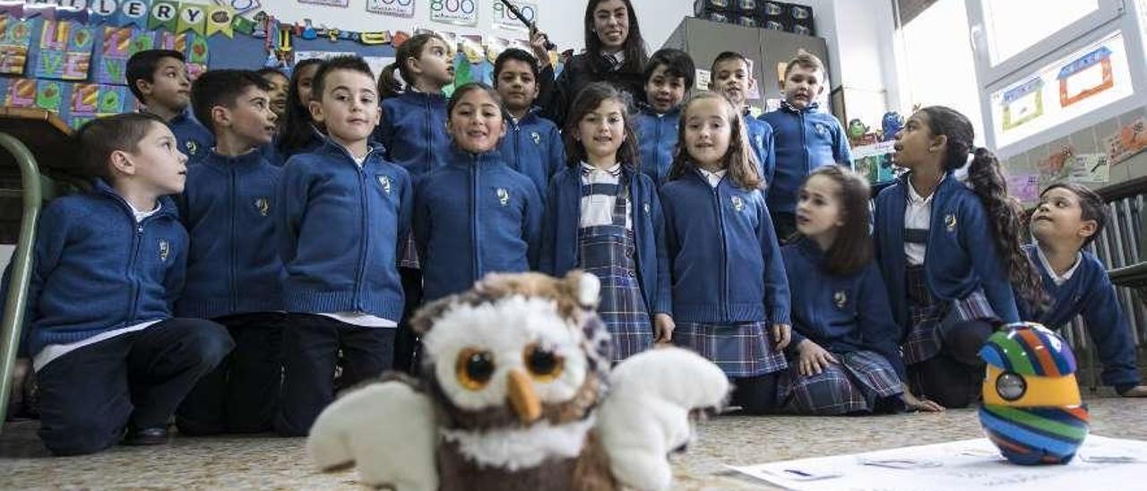 Alumnos de segundo, con su profesora, Nuria Fernández, al terminar la prueba de magia.