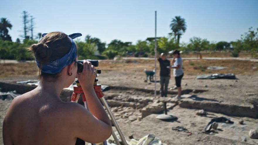 Alumnos de la UA y de la UNED excavan en las Termas Occidentales de Ilici