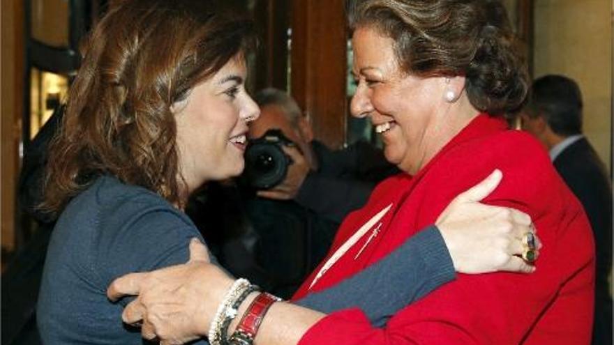 Soraya Sáenz de Santamaría y Rita Barberá ayer en el hotel Ritz.