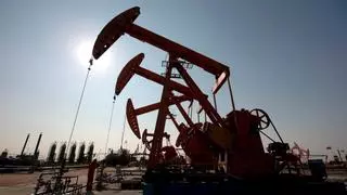 El petróleo se dispara un 4% ante el temor de que Irán lance un ataque sobre Israel